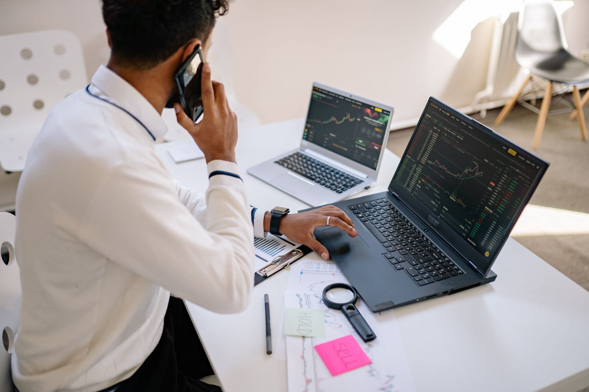 Dirigeant de PME analysant sa stratégie digitale sur ordinateur portable
